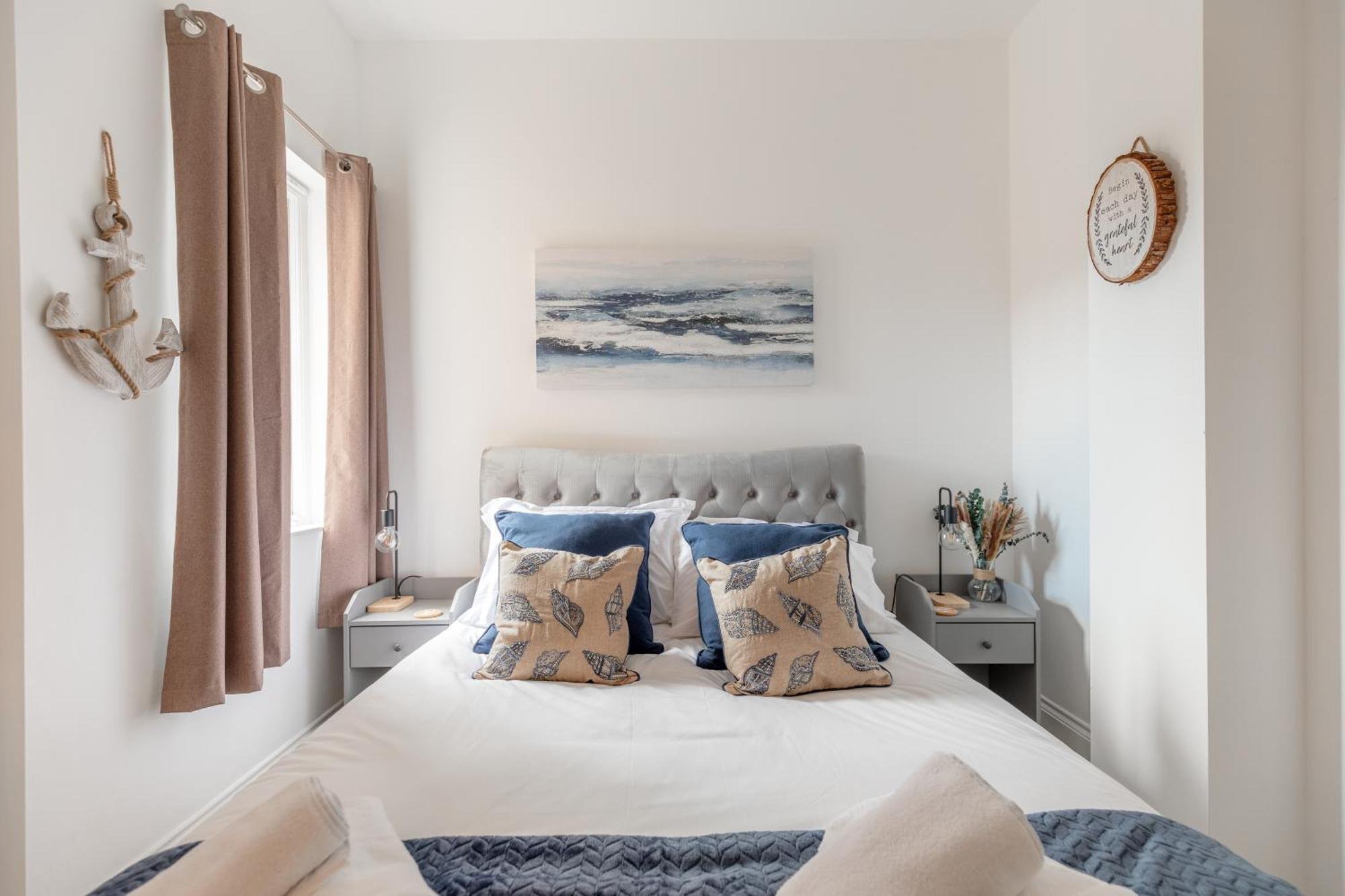 Charming Beachside Town House Apartment *