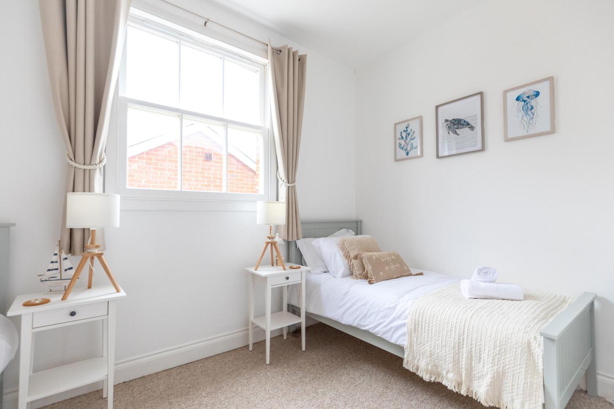 Charming Beachside Town House Apartment *