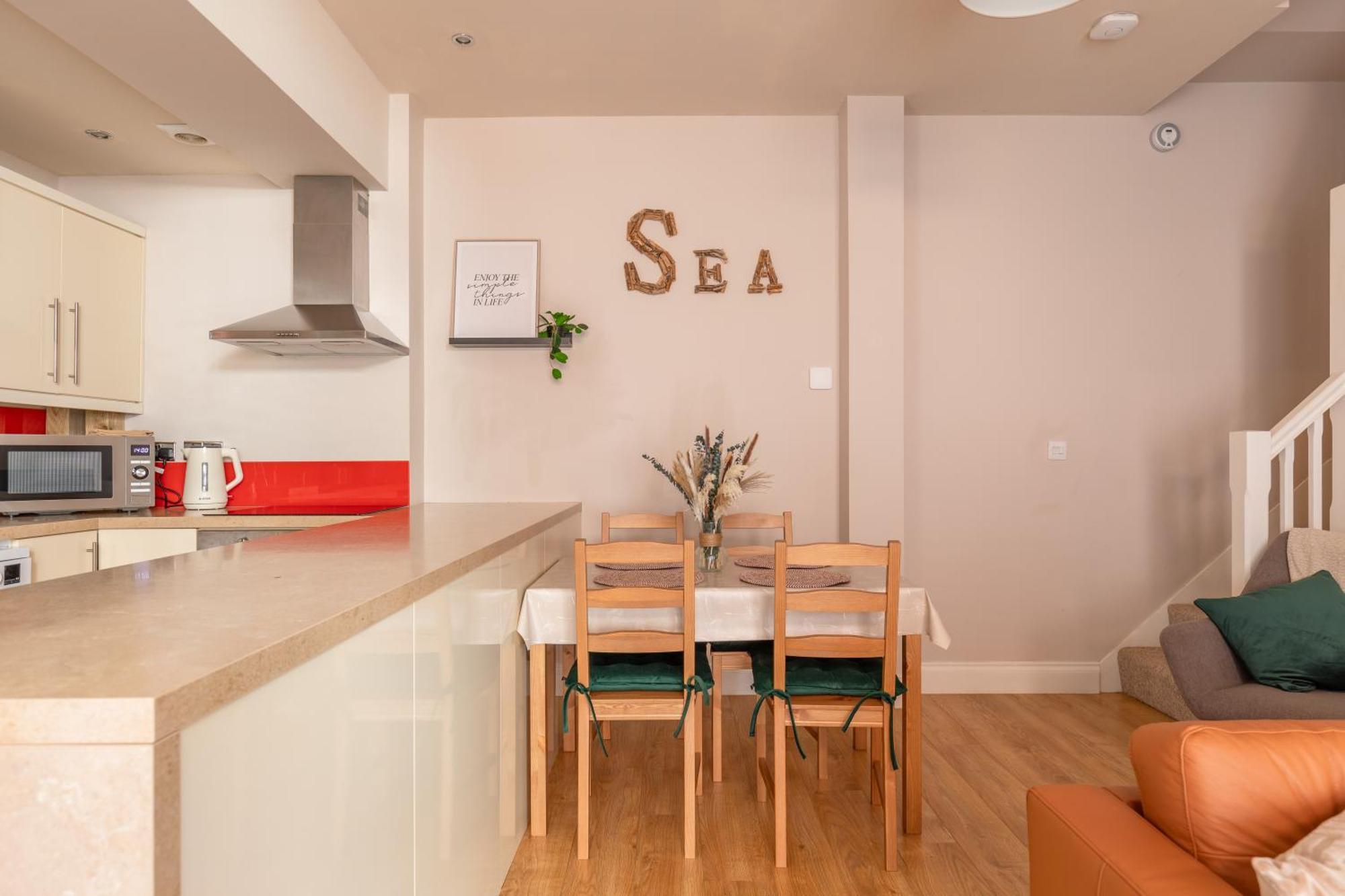 Charming Beachside Town House Apartment *